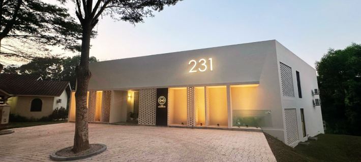 The Luxurious 231, Lake House Villa Hotel di Pegoh