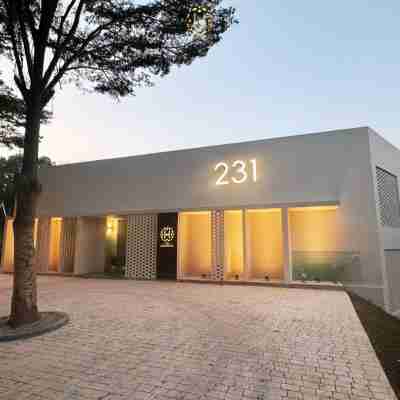 The Luxurious 231, Lake House Villa Hotel Exterior