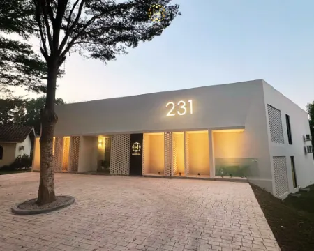 The Luxurious 231, Lake House Villa Hotels in Pegoh