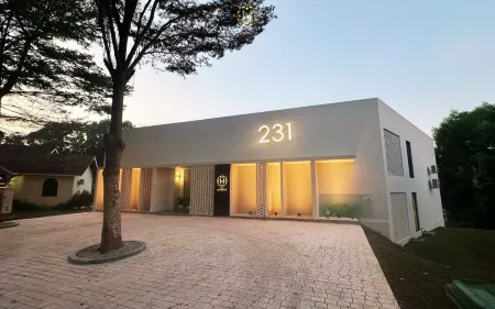 The Luxurious 231, Lake House Villa Отели в г. Pegoh