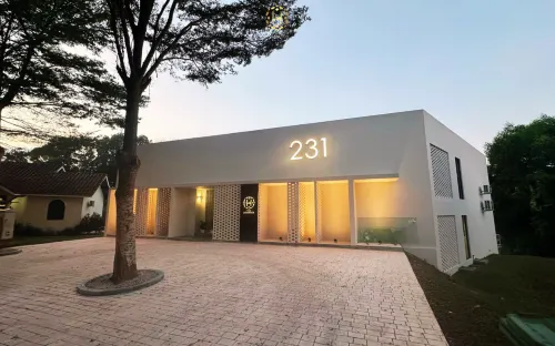 The Luxurious 231, Lake House Villa Hôtels à : Pegoh