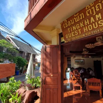 Tingkham Guesthouse Отели рядом с достопримечательностью «Ват Сенсоухарам»