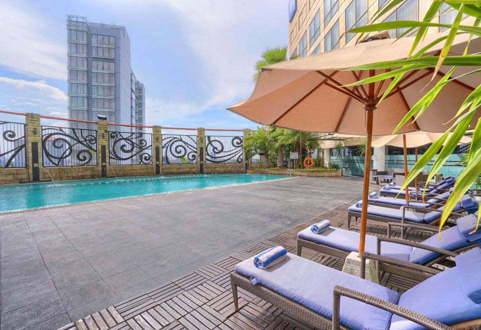 윈덤 수라바야 시티 센터의 세련된 회의실 내부