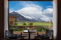 山眷雲·日照金山·田也咖啡·雪山全幅畫景飯店 麗江體育中心綜合館附近的飯店