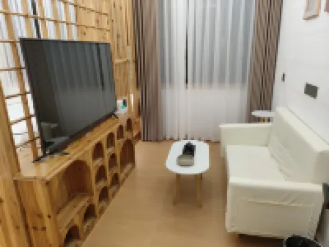 風橋輕雨●行歌里民宿（鳳凰古城鳳橋店） 鄰近南華山神鳳文化景區的酒店