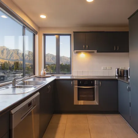 Central Home | Lake Views | 3 Bedrooms | WIFI