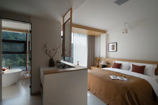 Qingqiu Intangible Cultural Heritage Art Gallery & Collection Hotel