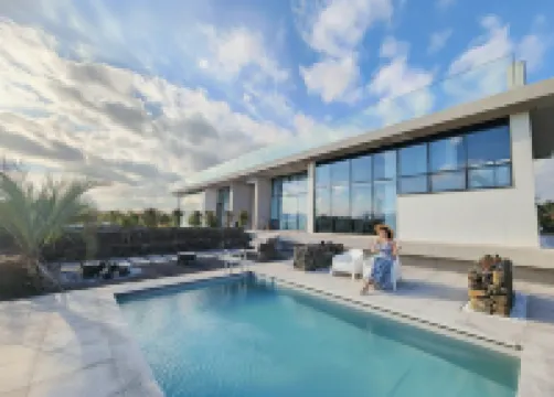 窗景休息室-泳池別墅