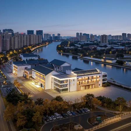 Atour Hotel (Suzhou Wujiang East Taihu Lake Scenic Area Canal Avenue)