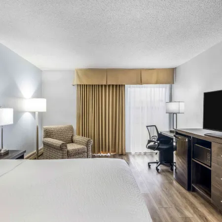 Days Inn by Wyndham London Отели рядом с достопримечательностью «Стадион «Ти-Ди Стэдиум»»