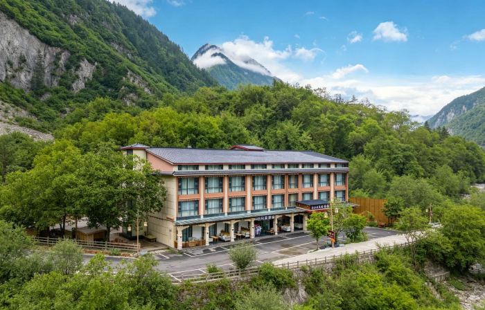 Banshan Yueshe Theme Art Holiday Hotel