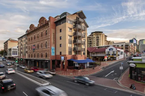 Central Brunswick Apartment Hotel - Parking