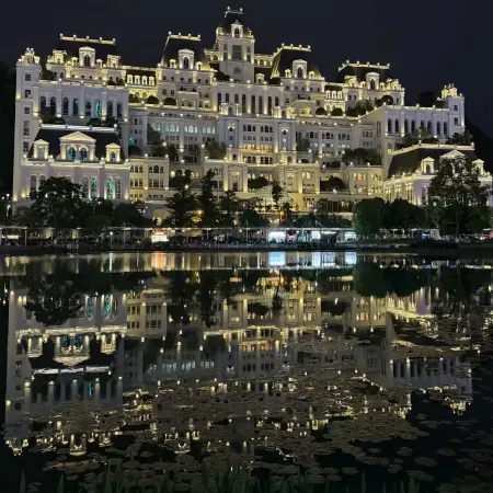 Huanman Qiancheng Elite · Aesthetic Luxury Hotel (Huaguoyuan White‑House Art Center, Guiyang)