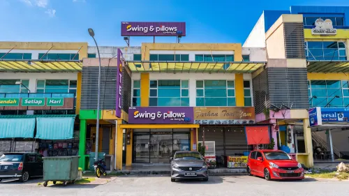 Swing & Pillows @ Golden Roof Hotel Seri Iskandar, Ipoh - 2 estrellas