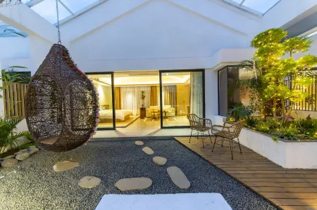 Xianting Xiaozhu Hotel (Leshan High speed Railway Station Shihao Square Branch)