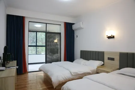 Three Bay Homestay Отели рядом с достопримечательностью «Mao Zedong Former Residence (Northwest to Sanwan Travel Shopping Center)»