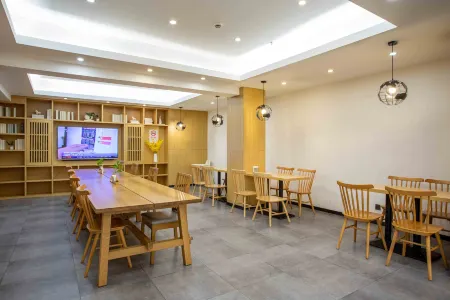 GreenTree Hotel (Shanghai Songjiang Songdong Road) Отели рядом с достопримечательностью «Shanghai International Studies University (Wenxiang Road)»