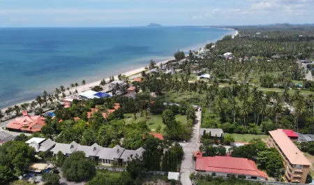 Baan Grood Arcadia Resort & Spa Отели рядом с достопримечательностью «Wat Don Yang»
