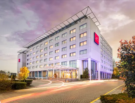 Ramada by Wyndham Amsterdam Airport Schiphol Отели рядом со станцией Amstel Train Station
