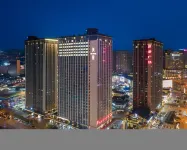 樂山美拉酒店（樂山高鐵站世豪廣場店） 鄰近西岸第一城小區運動場的酒店