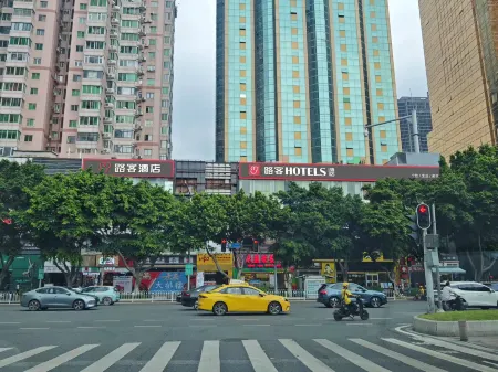 Locals Hotel (Guangzhou Sports Center Linhexi Metro Station)