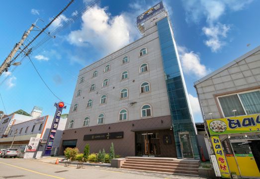 호텔 로비 및 휴게 공간