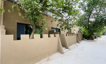 Dunhuang Xichen Yishe Homestay (Crescent Spring Mingsha Mountain Scenic Area Branch)