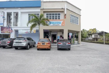 OYO 90180 Gemilang Hotel Kerteh Отели рядом с достопримечательностью «Pantai Muara Sungai Kerteh»