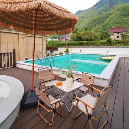 Jushang Anjisen is a travel and pool resort