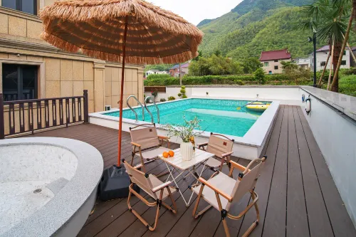 Jushang Anjisen is a travel and pool resort