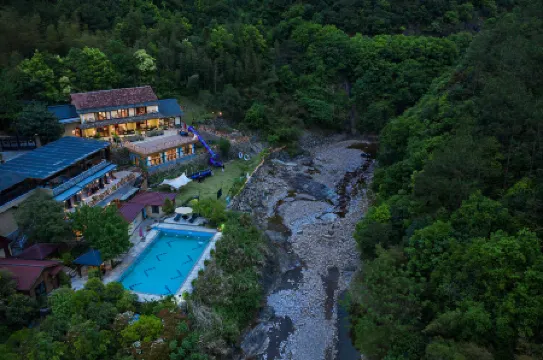 Hualu·Yuejian Light Luxury Tingxi Parent-child Wild Luxury Holiday Villa (Tonglu Qinglongwu Branch) Отели рядом с достопримечательностью «Fangyukong Yanjiyou Capsule Bookstore»