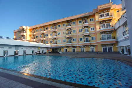 Grand Whiz Megamas Manado Отели в г. Манадо