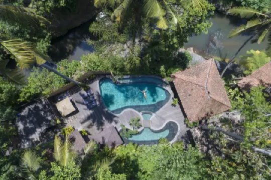 Adiwana Svarga Loka - A Retreat Resort Отели рядом с достопримечательностью «Убудский дворец»