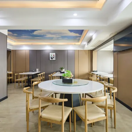 Dongpeng Hotel (Yichun International Business & Trade City Branch)