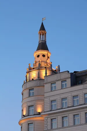 Baltschug Kempinski Moscow (Балчуг Кемпински Москва) Отели рядом с достопримечательностью «Скульптурный ансамбль «Знаки Зодиака»»