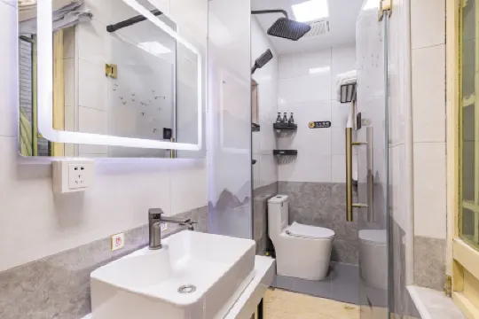 Jingman Siheyuan Hotel (Beijing Jishuitan Hospital Houhai Branch) Отели рядом с достопримечательностью «Живописный район Шичахай»