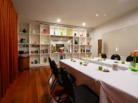 Hotel DeBrett Hotel berhampiran Taman Eden