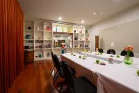 Hotel DeBrett - موقف سيارات