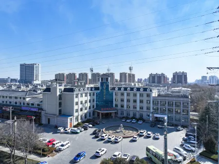 Zhisheng Hot Spring Hotel (Yi'nan Zhisheng Hot Spring Building 3) Отели рядом с достопримечательностью «Yinan Hanmu Museum»
