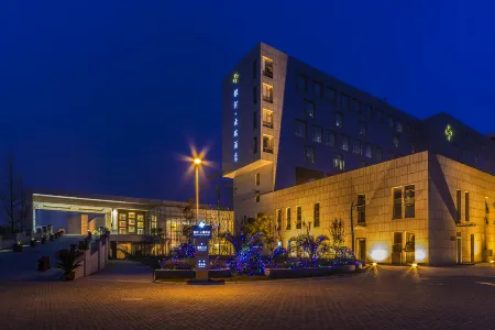 Yinhe Yunrui Hotel Отели рядом с достопримечательностью «Jiaolonggang Zhanshi Center»