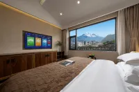 Xinyue·Mid villa Designer Homestay with Snow Mountain View (Dashuiche Store in the Ancient Town)