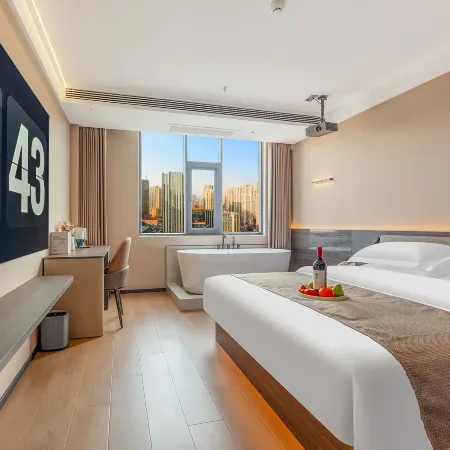 Xuchang Three Kingdoms Hotel (Pang Donglai Times Square Caowei Ancient City Branch)