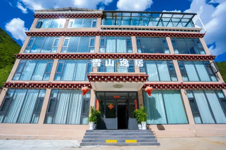 Kangding  XueshanYiju   Homestay Отели рядом с достопримечательностью «Seven-color Sea»