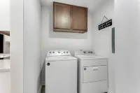 Reston NEW Bright, Airy Home w/ In Ground Pool & Grill