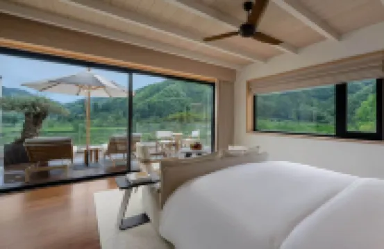 THE SIXTH SEASON VACATION MANOR