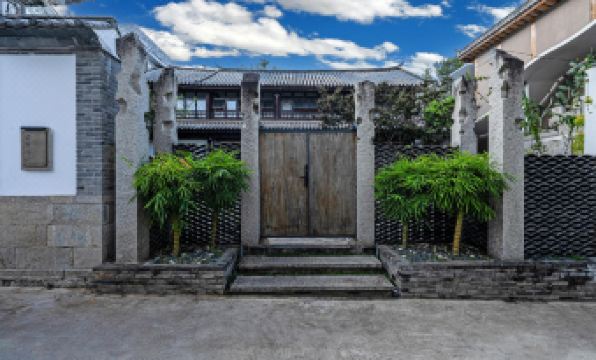 Xiyin Manjian Yinluxury Resort Hotel (Dali Ancient City South Gate City Building)
