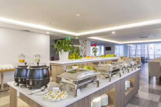 Maple Leaf Hotel & Apartment Отели рядом с достопримечательностью «CT2 Vinh Diem Trung»