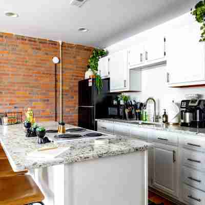 Top Rated - PRIME Location - CLEAN - Parking Free Hotel Exterior