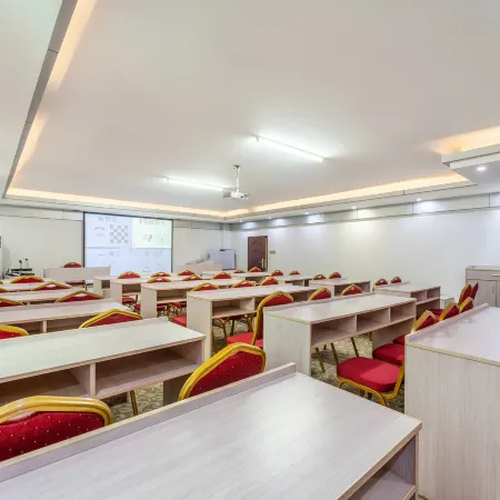 Yixuan Hotel (Maoming Cuihui Building Branch)