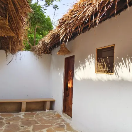Sawa Sawa Beach Hotel & Backpackers